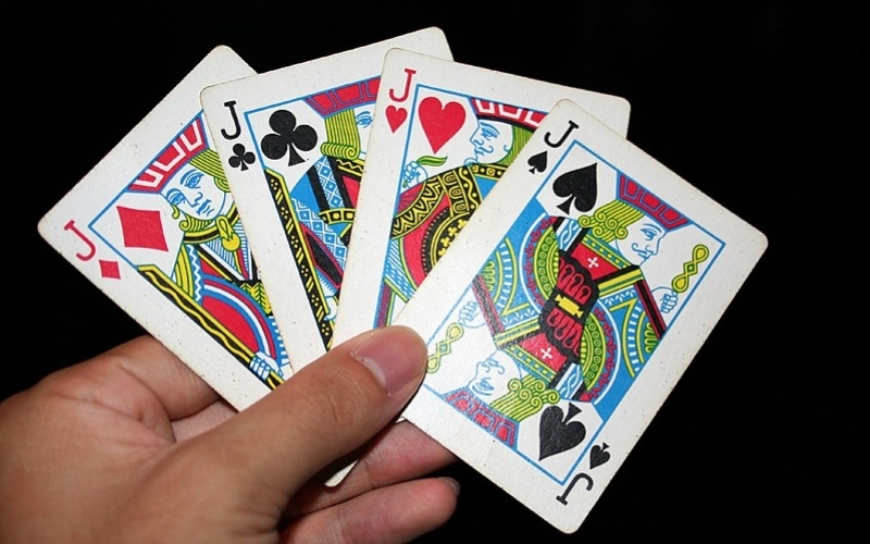 Tại sao các quân bài lại có thiết kế đối xứng trên - dưới