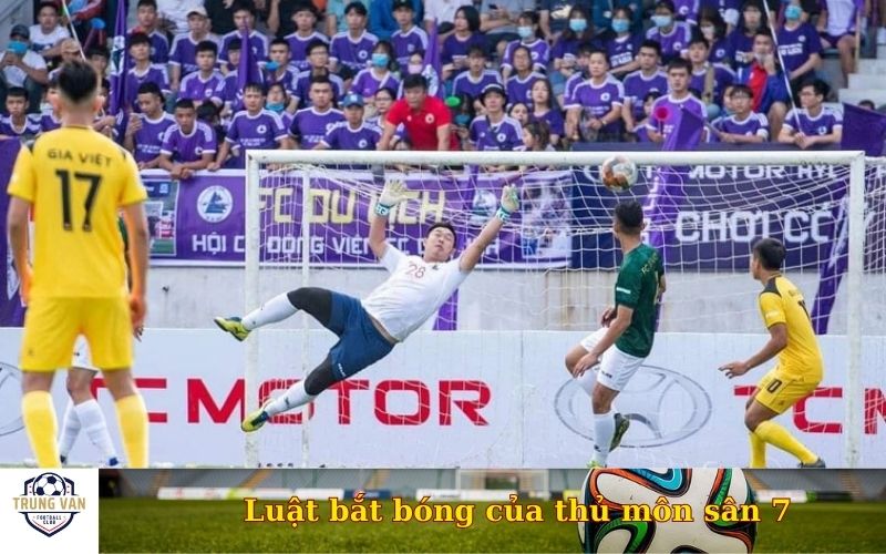 Luật bắt bóng của thủ môn sân 7