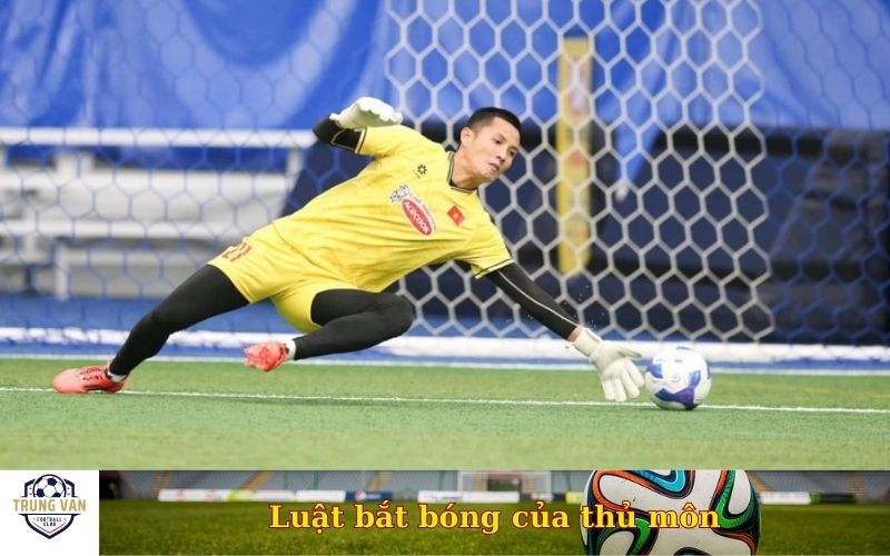Luật bắt bóng của thủ môn