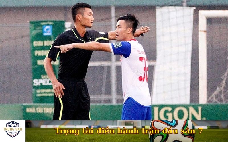 Trọng tài điều hành trận đấu sân 7