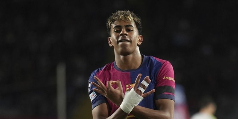 Lamine Yamal trong màu áo Barcelona