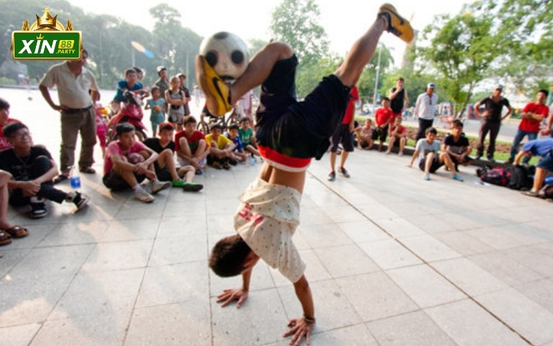 Bóng đá đường phố: Nơi nuôi dưỡng những giấc mơ vĩ đại từ nghèo khó.