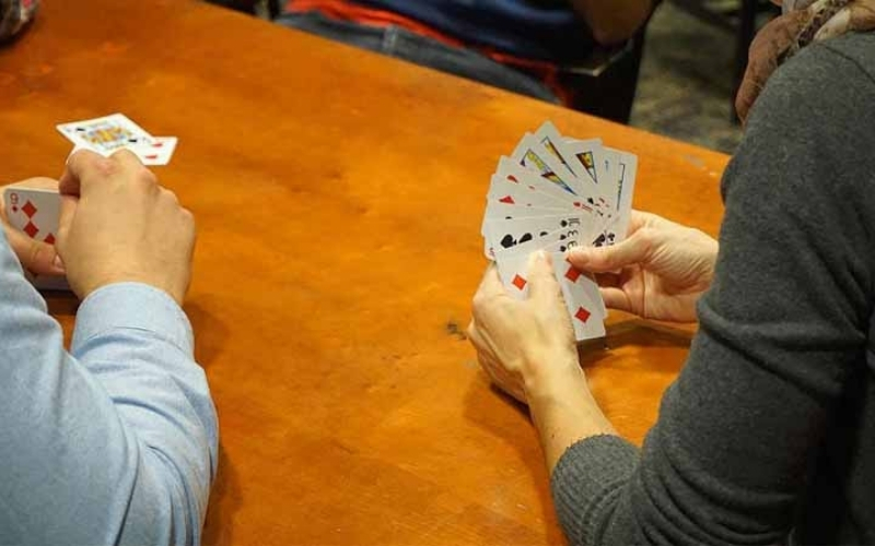 Nghệ thuật đọc vị tâm lý đối thủ qua hành vi vi mô