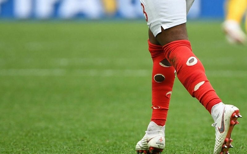 Tại sao các cầu thủ bóng đá thường cắt lỗ nhỏ trên tất thi đấu?