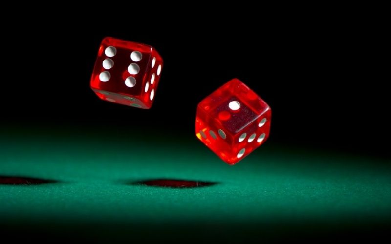 Tại sao việc tung xúc xắc lại được dùng để quyết định lượt đi?